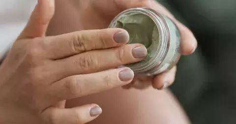 Rady od babiček proti bolesti kyčlí: Skvěle funguje domácí mazání i obklady. Skutečně pomáhají