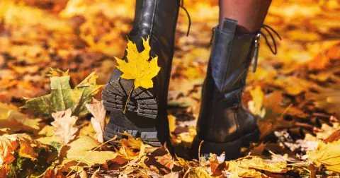 Nejkrásnější boty podzimu 2023: Zapomeňte na baleríny, vsaďte na stylové mokasíny, chelsea boty a další