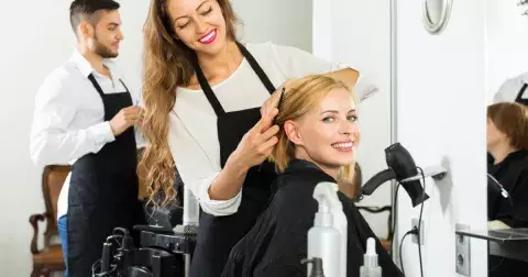 Těchto 5 účesů vám ubere roky hlavně po padesátce