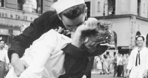 Tajemství legendární fotografie námořníka vášnivě líbajícího zdravotní sestřičku: Neznali se a znovu se potkali až po 35 letech!