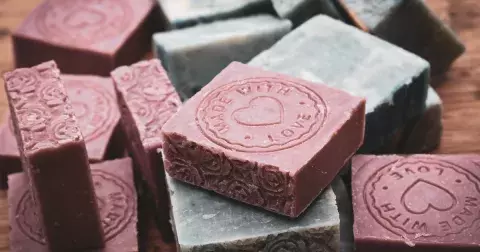 DIY: Vyrobte si pralinky do koupele – jednoduše a ekologicky