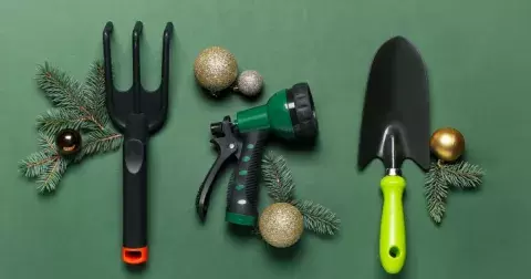 Hledáte originální dárky pro zahrádkáře? Překvapte je třeba skleníkem!