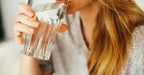 Zhubnout pomocí vody? Pitná voda nabízí i mnoho dalších benefitů