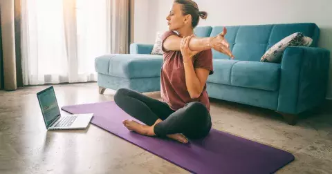 Známý cvik z tělocviku se vyplatí i po 50: Cvičte ho každý den a stanou se zázraky