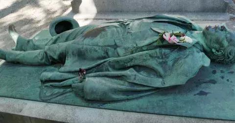 Může být hrob sexy? Bronzová socha neznámého novináře láká na jeho rozkrok