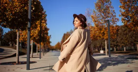 Podzimní trend 2023: V šatníku vám nesmí chybět trenčkot, který nikdy nevyjde z módy