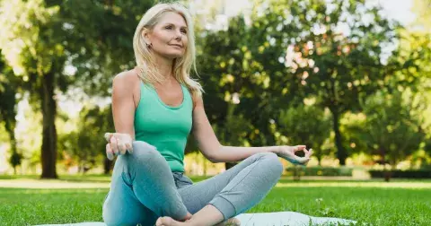 Tuto pozici by měla dělat každá žena po 50: Vyzkoušejte cvik jménem motýl