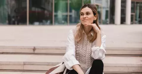 Galerie: Pletené vesty jsou hitem letošního podzimu 2023! Kombinací je nespočet