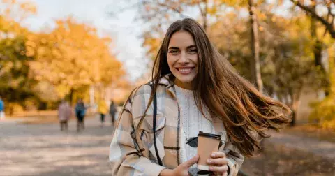 Ať nemáte z ostudy kabát: K čemu potřebujete nůžky, když si koupíte nové sako či zimník?