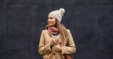 Galerie: Nejkrásnější zimní móda pro ženy po 50: Tyto kousky vás omladí a uberou pár kilo