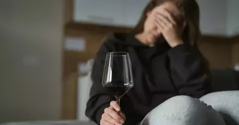 Příznaky menopauzy donutily ženu vypít 3 litry vína denně: Málem kvůli nim zemřela