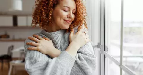 Nejkrásnější svetry na zimu 2023/2024: Jsou stylové, a navíc vám uberou kila