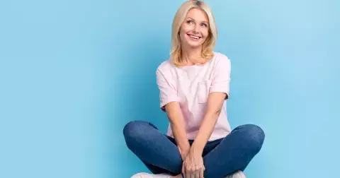 Galerie: Tohle jsou nejkrásnější džíny pro ženy nad 50: Už je máte ve skříni?