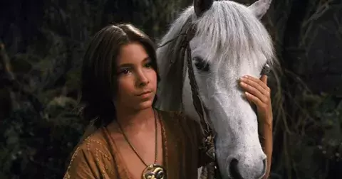 Vzpomínáte si na statečného Átreje z Nekonečného příběhu? Vyrostl z něho sympatický rebel