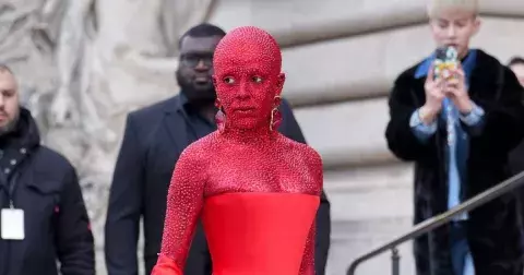 Hlasujte o nejhorší outfit celebrit roku 2023: Nechybí zde kočičí kostým nebo zahalená ňadra pouhým polštářem