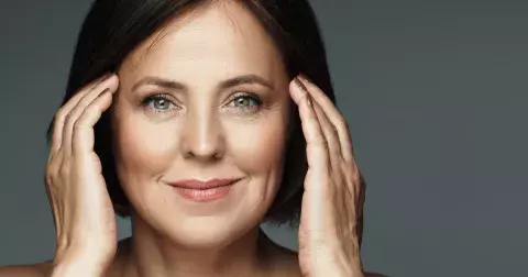 Účesy vhodné pro ženy ve 40, 50 a 60 letech: Vyvarujte se některých střihů a barev, kvůli kterým budete vypadat starší