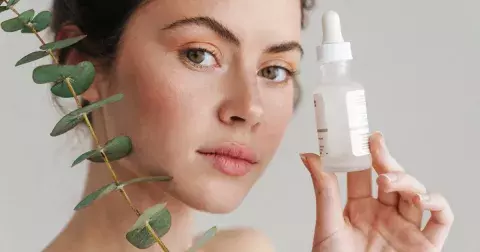 Nejlepší kosmetika roku 2023 podle redakce: Produkty pořídíte do pětistovky