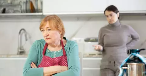 Ivana (52 let): Tchyně (75 let) si ze mě dělá služku a kuchařku v jednom, manžel nezasáhne