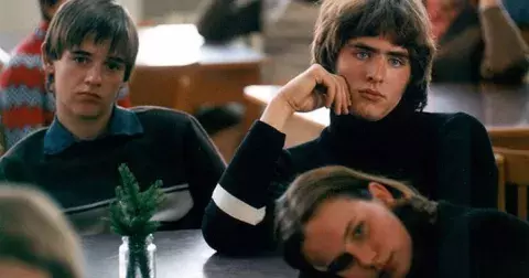 Jak vypadalo mládí za socialismu? Do setmění venku, skákání panáka nebo ploužáky