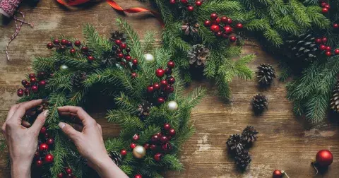 Galerie: Nejkrásnější adventní věnce na stůl a na dveře. Vyrobíte si je za pár korun i doma