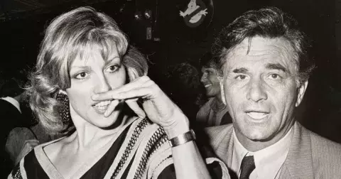 Paní Columbová existuje: Skutečná žena nejslavnějšího detektiva je ve svých 74 letech neuvěřitelná kočka