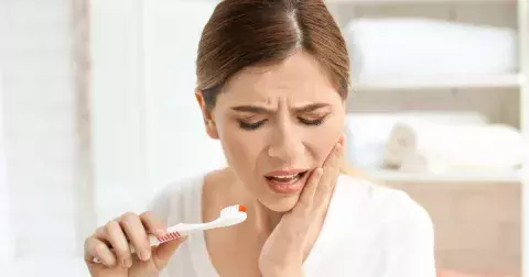 Potvrzeno zubaři: Za citlivost zubů můžou vaše zlozvyky. Na vině je i kartáček