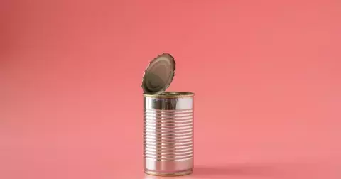 Lžíce je vše, co potřebujete k otevření konzervy: Na tento zálesácký způsob si rychle zvyknete