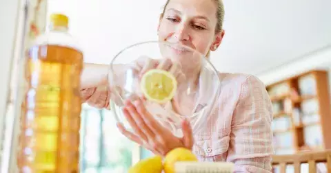 Vyzkoušejte tyto účinné triky s octem, které znaly už naše babičky. V kuchyni s ním vyčistíte nejen lednici