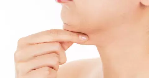 Nesnášíte svoji dvojitou bradu? Udělejte těchto 5 cvičení, které vás jí zbaví za 30 dní!