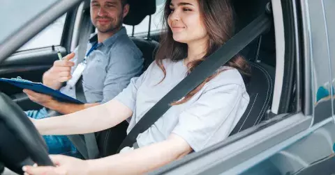 Kvíz: Zvládnete odpovědět na otázky z autoškoly? Testem by měl bez chyby projít každý řidič