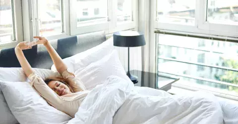 Lidé nad 40 let by měli vstávat určitým způsobem: Nezničíte si tak zdraví a den nastartujete správně