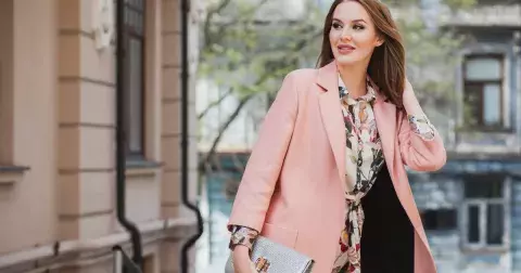 Móda jaro 2024: Nejkrásnější kabáty nyní seženete i s 50 % slevou. Trenčkoty jsou stálice, prošívané bundy si zamilujete