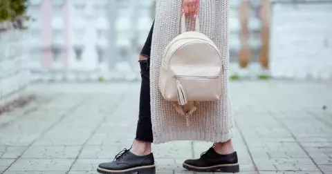 Nejkrásnější boty jara 2024: Klasické sandály vyhoďte, vsaďte na baletní balerínky nebo “školní boty”