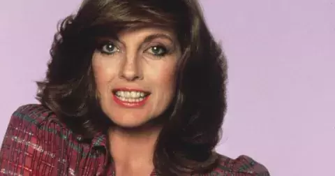 Vzpomínáte si na alkoholičku Sue Ellen z legendárního Dallasu? Z Lindy Gray je šmrcovní babička