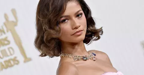 Vlasový trend jara 2024: Motýlí střih omladí a sluší všem tvarům obličeje