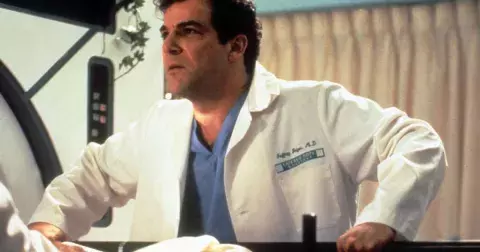 Idol srdcí z 90. let je už 44 let ženatý: Jak dnes vypadá a co dělá pohledný doktor z Nemocnice Chicago Hope