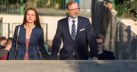 Manželka Petra Fialy o popularitu nestojí. Neuvěříte, kam ji vzal premiér na první rande!