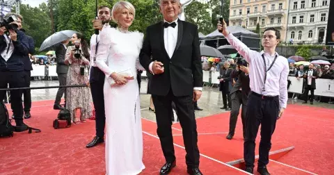 Manželky slavných Čechů, které neznáte: Jak vypadají a co dělají? Paní Donutilová vlastní kavárnu v Praze