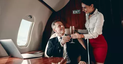 Zpověď letušky soukromého letadla: Intimní chvilky na palubě nejsou výjimkou