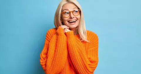 Módní jaro 2024: Trendy svetry, které musíte mít. Sluší hlavně ženám nad 50 let