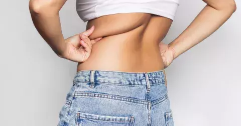 6 nejlepších cviků, díky kterým se zbavíte tuku na zádech