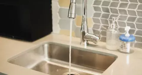 Jak vyčistit odpady v kuchyni a v koupelně? Stačí k tomu dvě levné ingredience, které máte doma