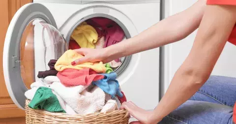 Triky našich babiček: Zářivé barvy oblečení udržíte díky ingrediencím v kuchyni, které má doma každý z nás