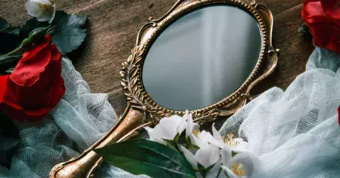 Magie se zrcadly: Přivolejte si do života bohatsví, lásku nebo sebevědomí pomocí věci, kterou má každý doma