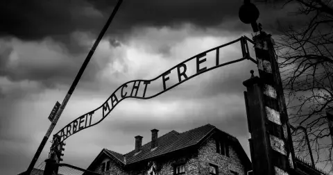 Neuvěřitelný příběh z Osvětimi: Britský válečný zajatec Denis Avey se dobrovolně stal vězněm v koncentračním táboře. Blázen nebo hrdina?