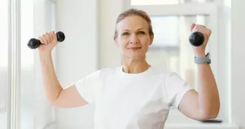 Nejlepší hubnutí pro ženy po 50: Neničí svalovou hmotu, rozpustí tuky a zlepší zdraví mozku