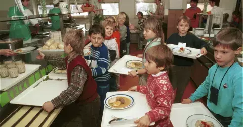 Školní jídelny za socialismu: Zavzpomínejte na tlusté maso pod stolem, páchnoucí tácy nebo přísné kuchařky
