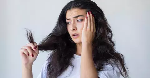 Vaše vlasy může vysušit a poškodit i obyčejná voda: Zabránit tomu můžete jednoduše