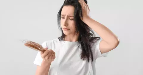 Proč mi řídnou vlasy? Na vině není jen nadmíra stresu