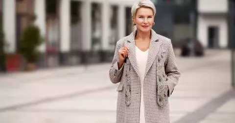 Módní trendy, které vám v roce 2024 nesmí chybět bez ohledu na váš věk: Jako první si pořiďte kvalitní sako